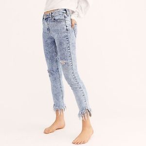 NWOT Free People Great Heights Frayed Skinny Jeans